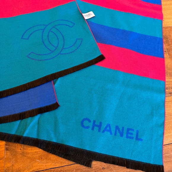 CHANEL Accessories - Stunning oversized cashmere and wool Chanel color block scarf